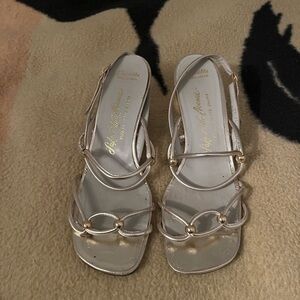 Gold metallic heels! Thrifted, heavy wear but still super cute. Size 8 1/2!